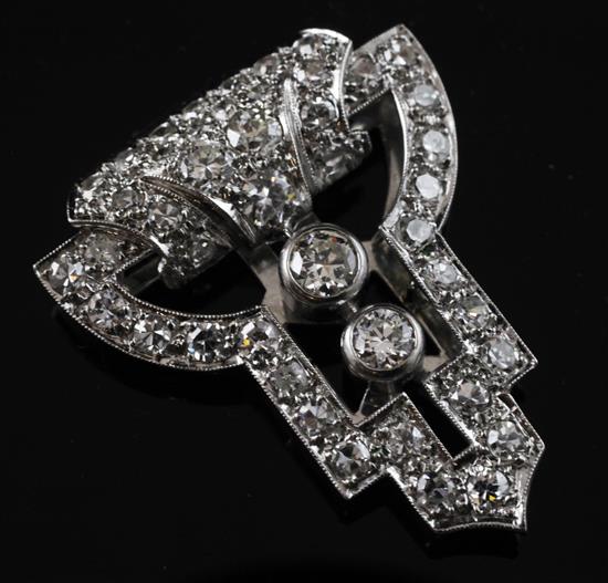 A 1930s Art Deco white gold and diamond set clip brooch, approx. 1in.